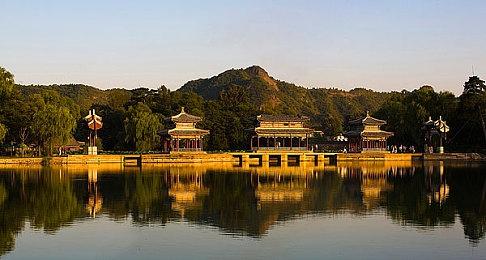 银河肉鸽卡牌游戏《无星深渊》推出试玩版 支持简中